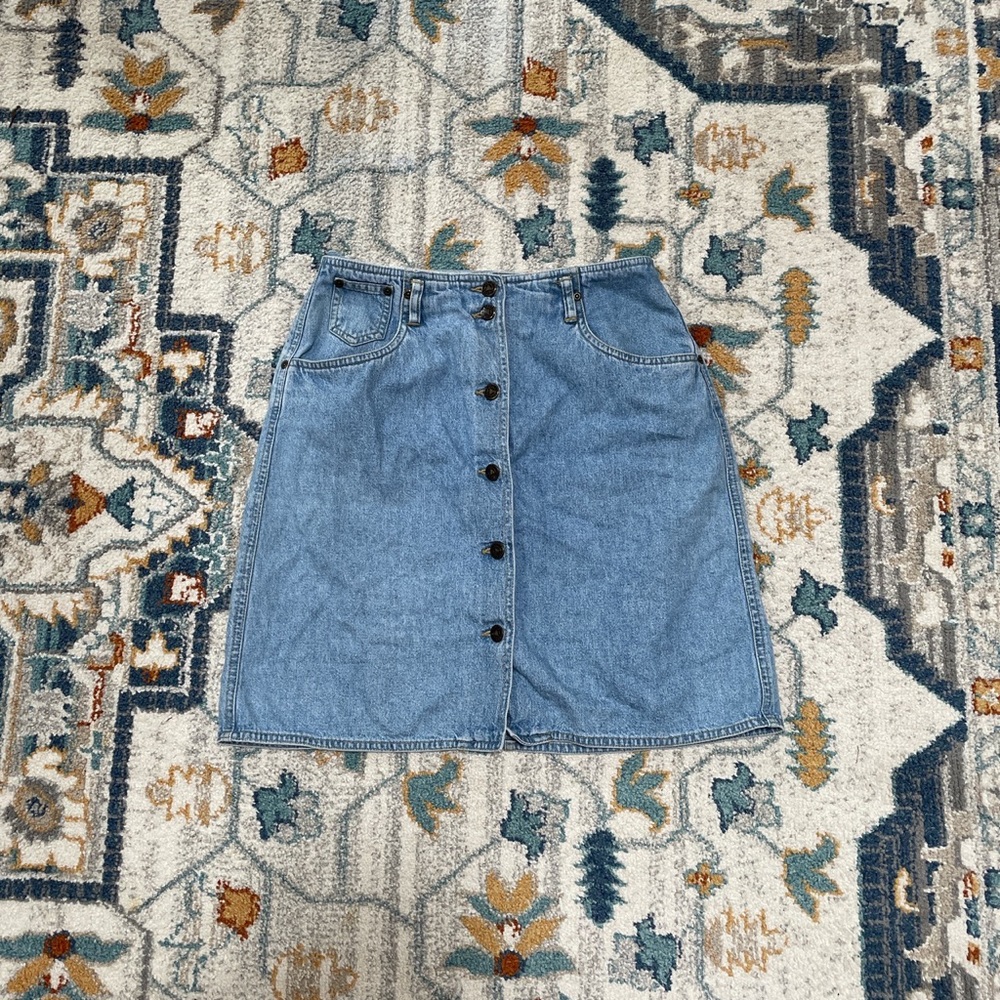 Lizwear denim button up skirt! Good condition says size 10 but better on an 8